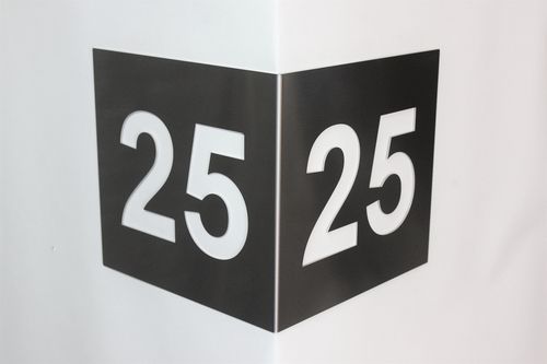 Hausnummerschild aus Edelstahl über Eck (90°)